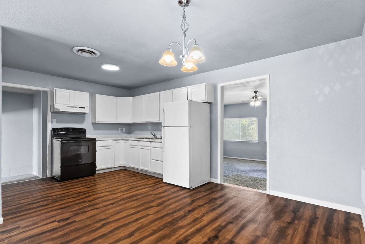 2709 Hillside Dr - Photo 4 of 19