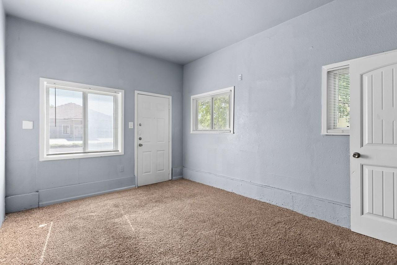 2709 Hillside Dr - Photo 6 of 19