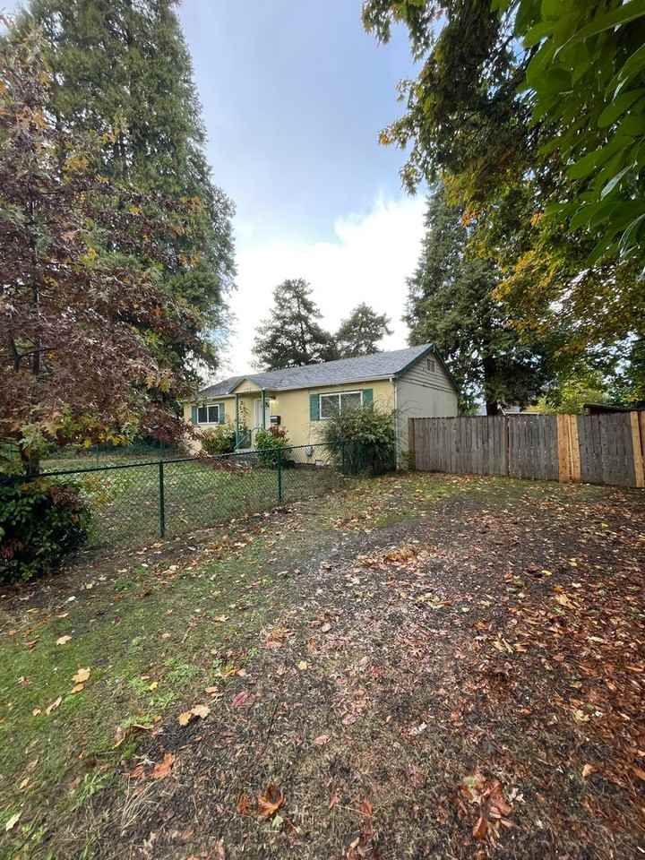 582 Main St W - Photo 2 of 22