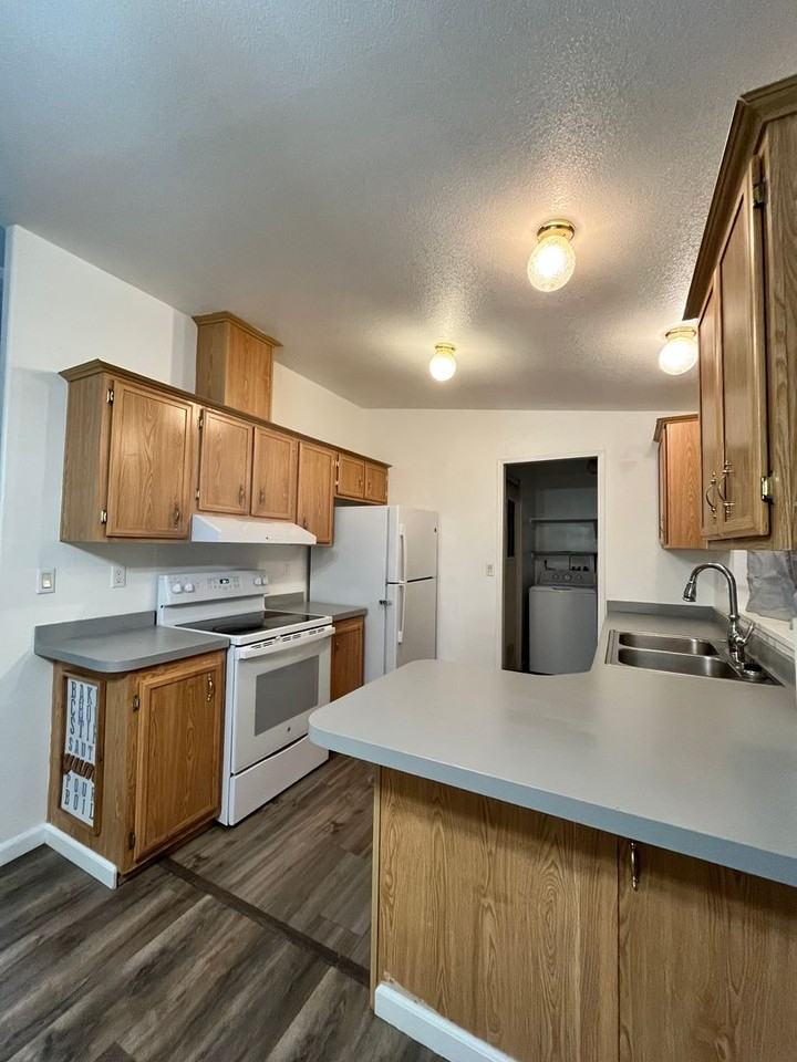 301 Pine St - Photo 2 of 8