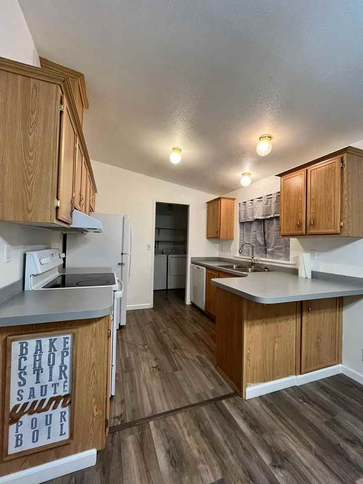 301 Pine St - Photo 3 of 8