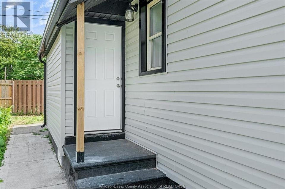 627 Assumption Street - Photo 2 of 31