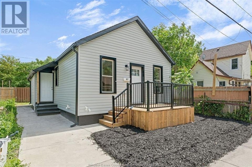 627 Assumption Street - Photo 3 of 31