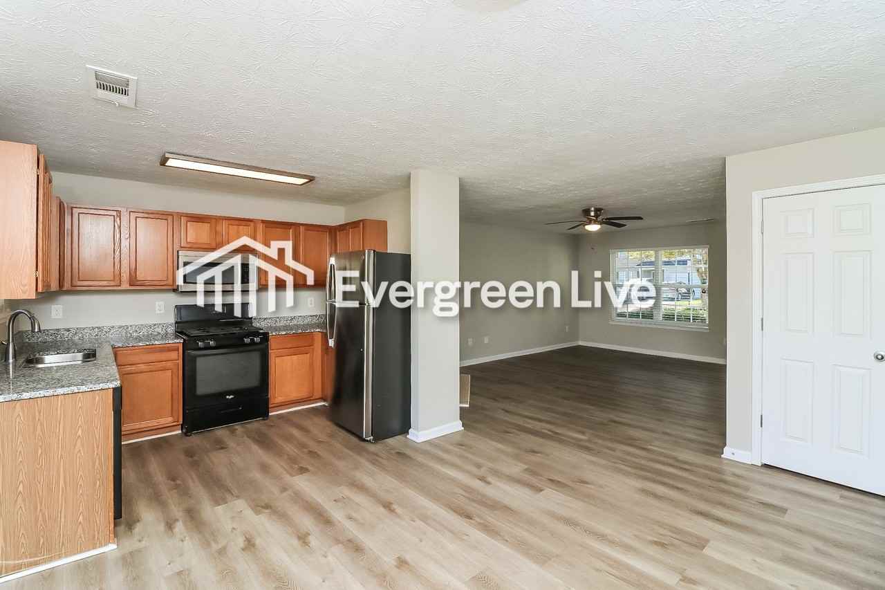 9484 Lakeview Rd - Photo 7 of 14
