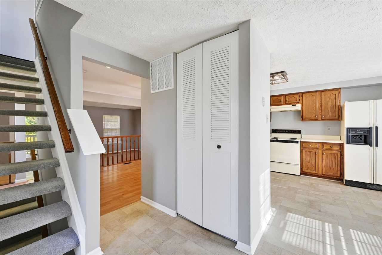 1128 Oakwood Ln - Photo 3 of 30