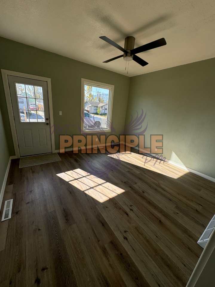 1155 Sampson St - Photo 4 of 12