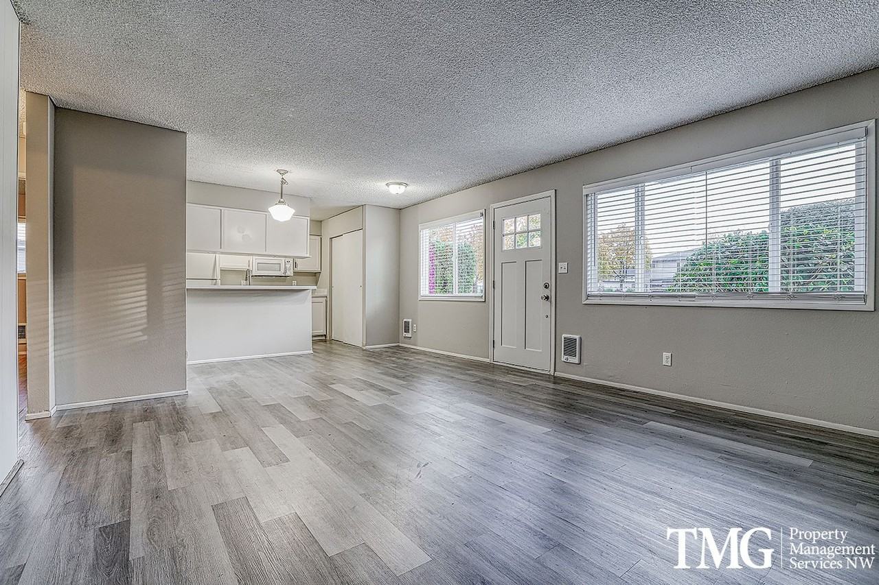 1585 Ne Kane Dr - Photo 3 of 15