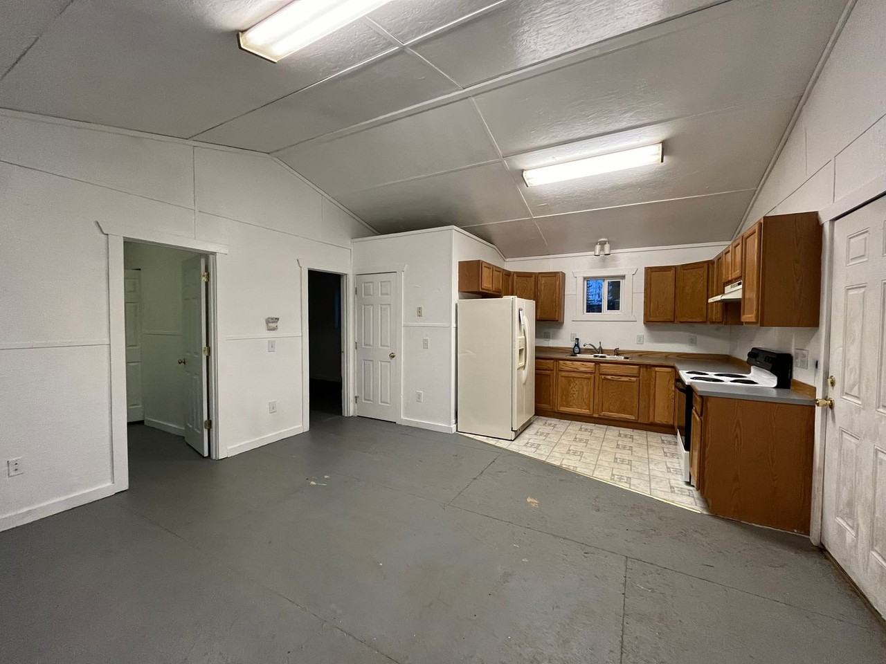 2385 Maria St - Photo 3 of 9