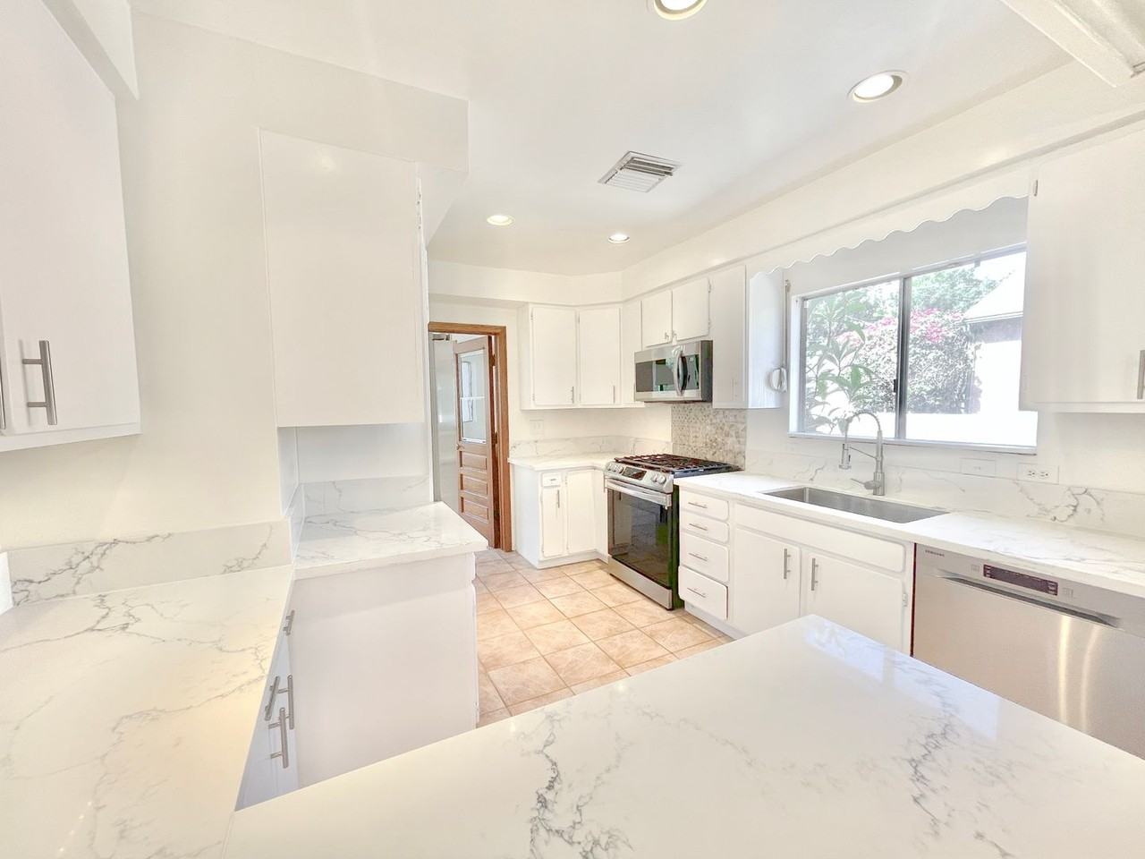 4031 Berryman Avenue - Photo 7 of 30