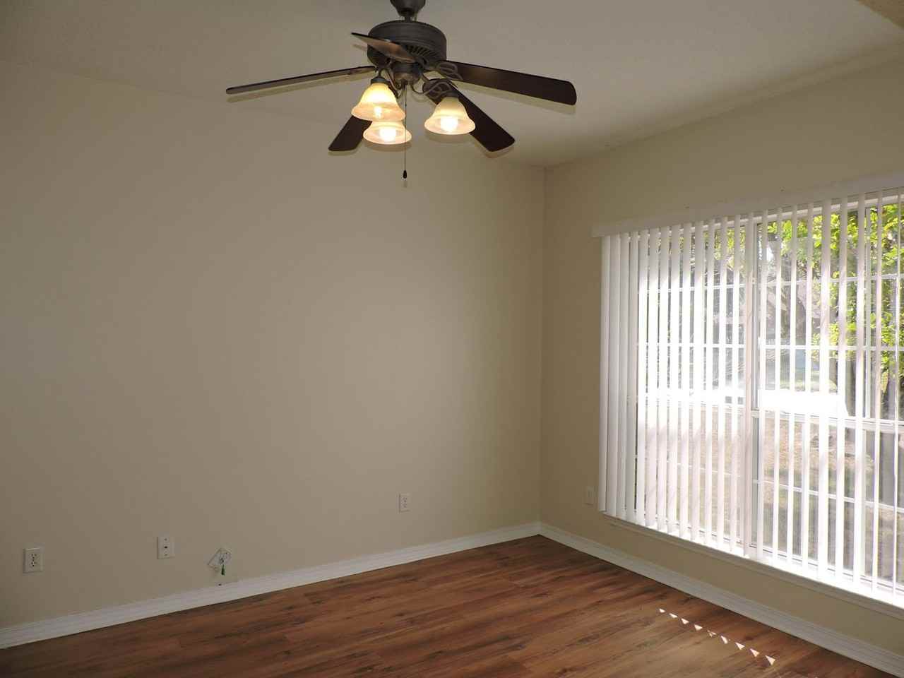 560 Desert Oak Dr - Photo 3 of 24