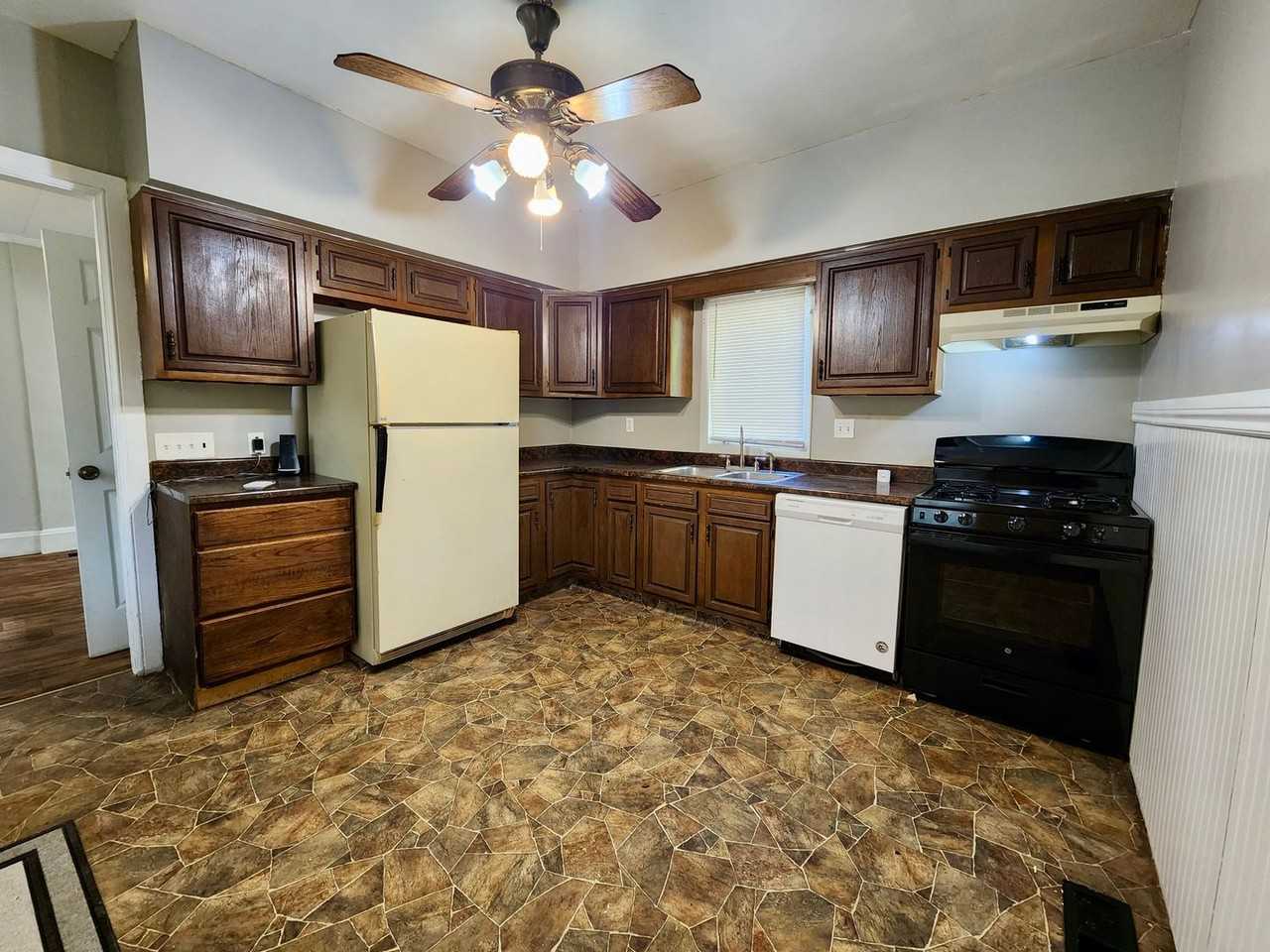 684 W Broad St - Photo 2 of 14