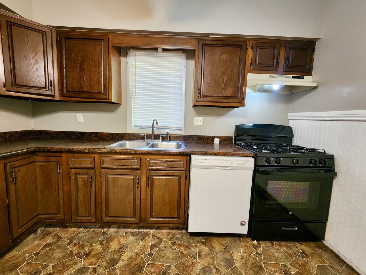 684 W Broad St - Photo 3 of 14