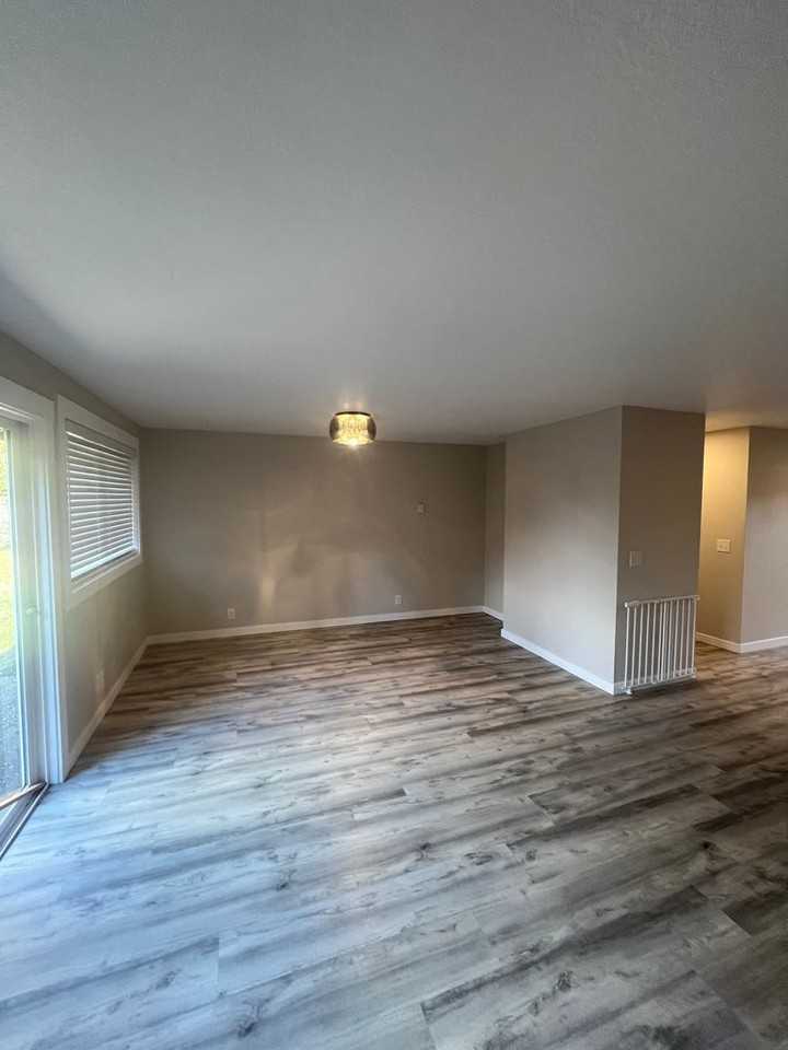 2762 Gilham Rd - Photo 7 of 20
