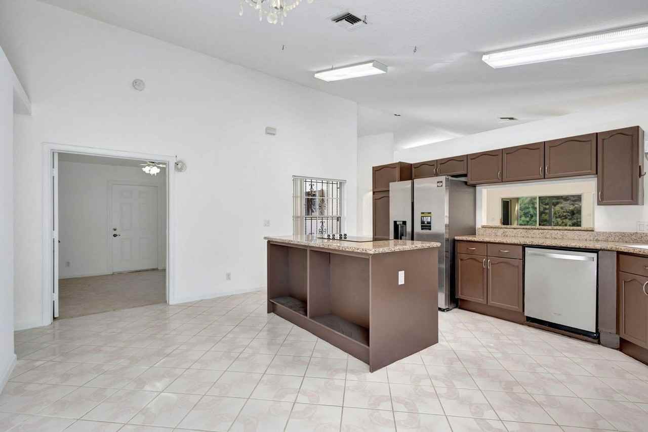 129 Harbor Lake Cir - Photo 2 of 22