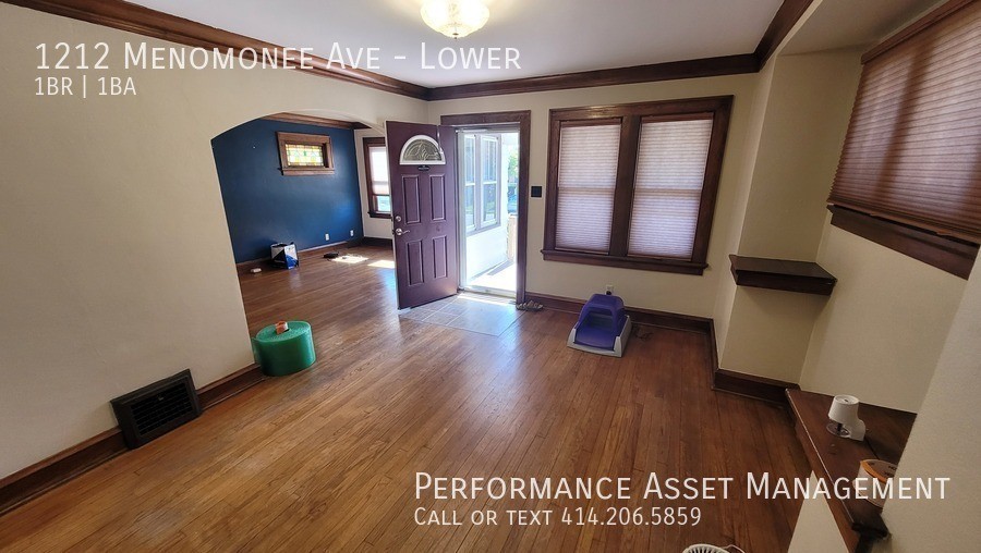 1212 Menomonee Ave - Photo 3 of 11