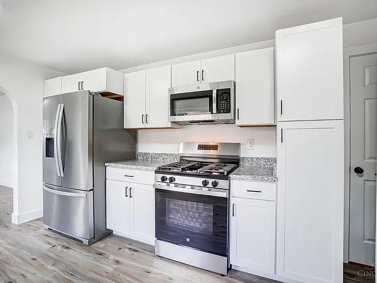 2440 Saint Albans Ave - Photo 2 of 20