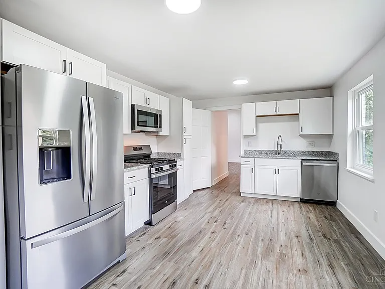 2440 Saint Albans Ave - Photo 3 of 20