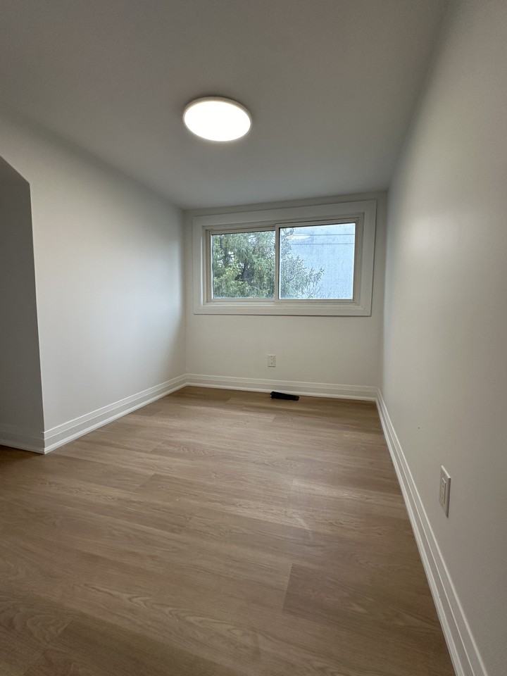2304 Lake Shore Boulevard West - 3 #3 - Photo 2 of 9
