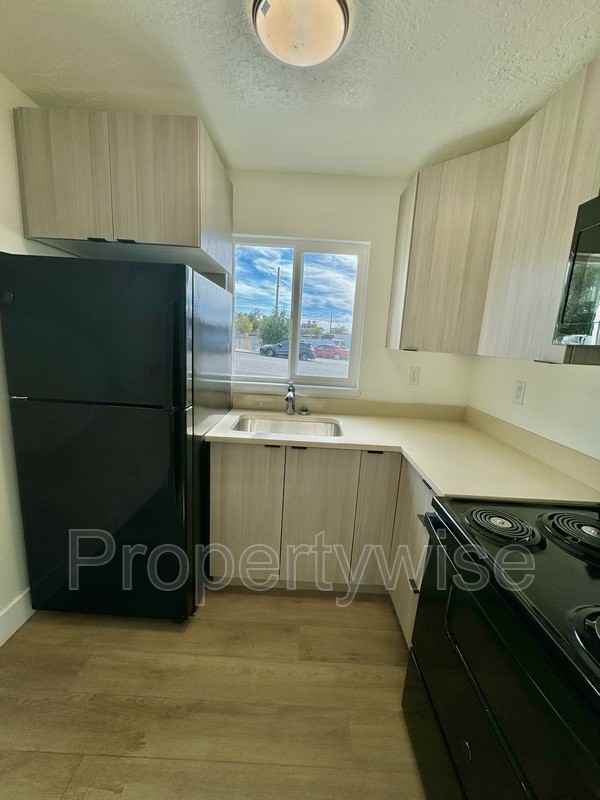 420 20th St #3 - Photo 5 of 10