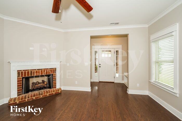 1462 Woodridge Pl - Photo 2 of 16
