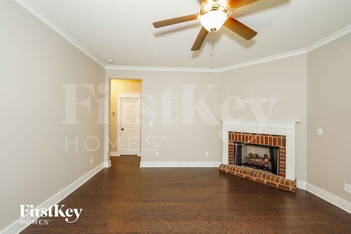1462 Woodridge Pl - Photo 3 of 16