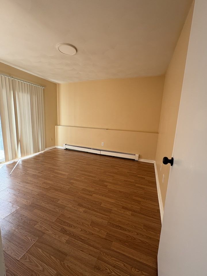 950 5th St #A - Photo 3 of 9