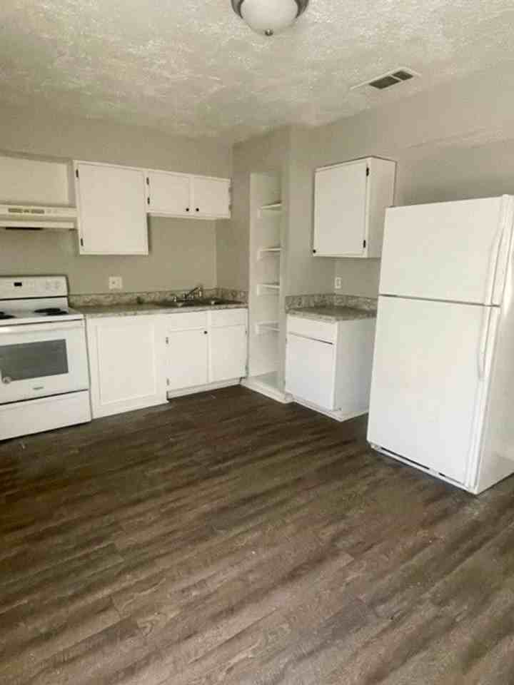 306 Carriage Lane - Photo 3 of 10