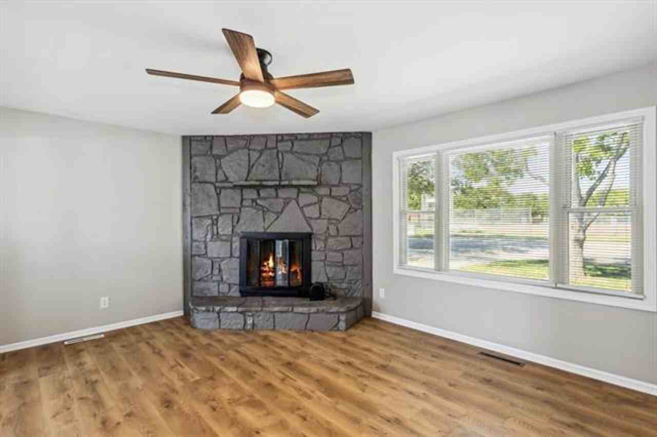 529 Parkwood Dr - Photo 2 of 26