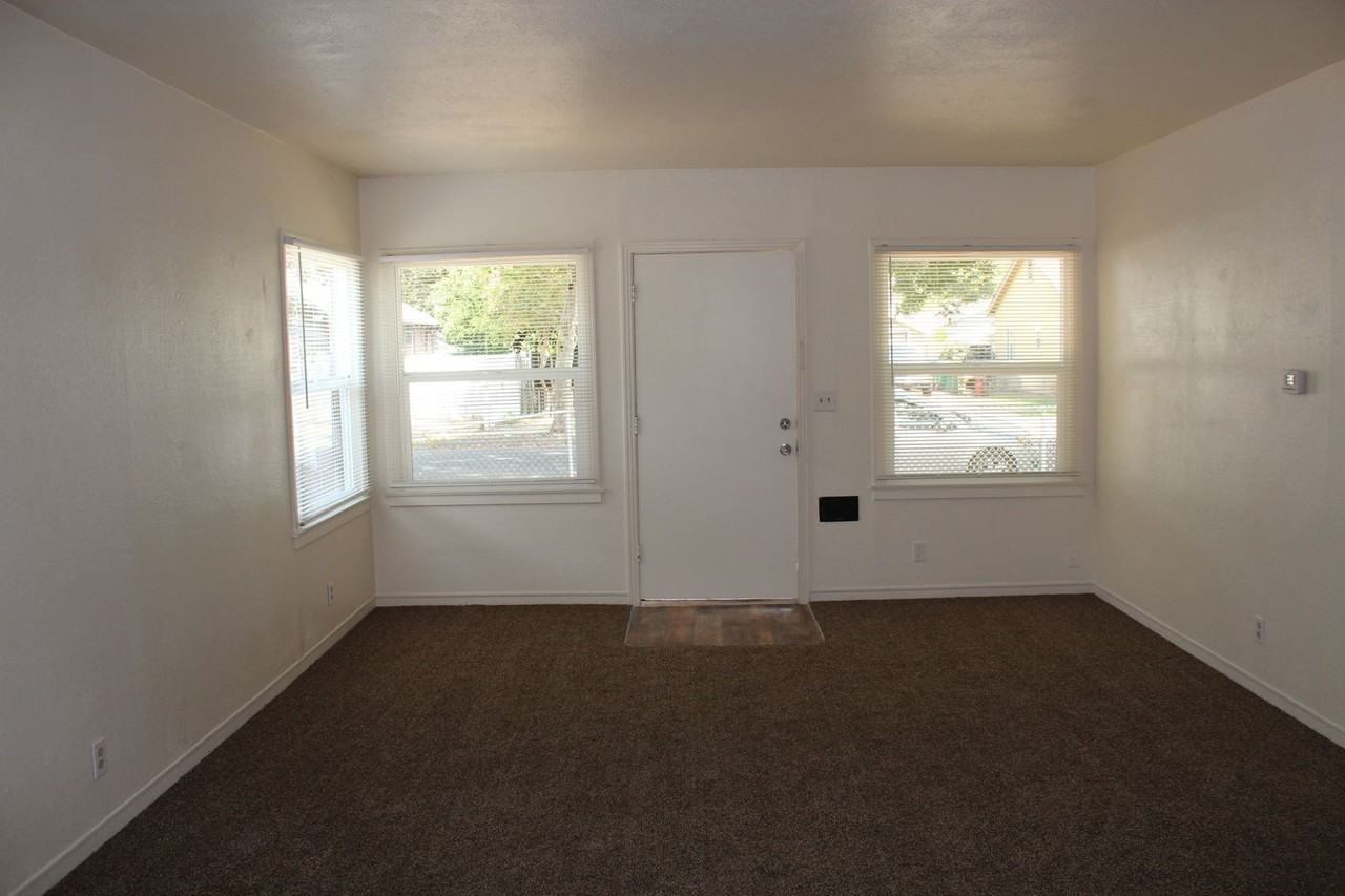 220 E Ellis St - Photo 3 of 10