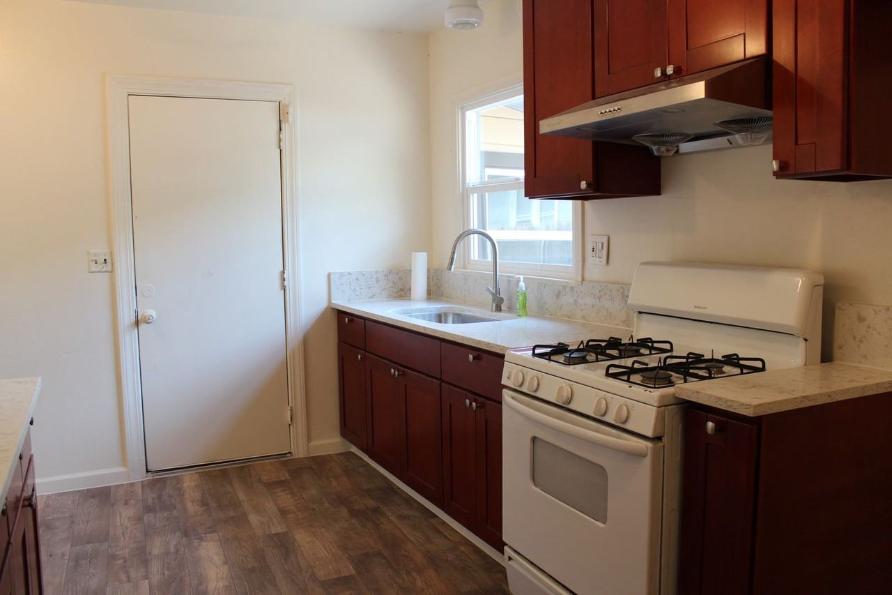 220 E Ellis St - Photo 5 of 10