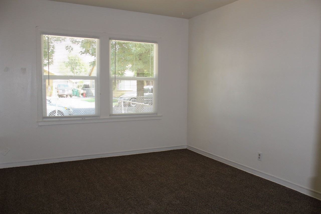 220 E Ellis St - Photo 7 of 10