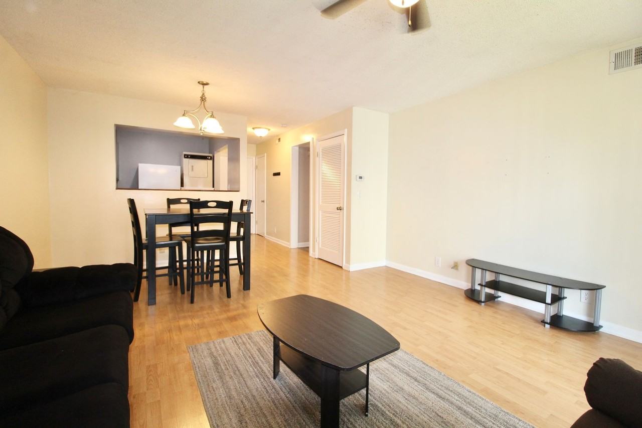 1390 Hunters Rd Apt F - Photo 5 of 12