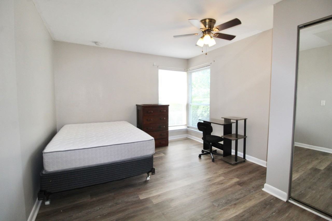 1390 Hunters Rd Apt F - Photo 6 of 12