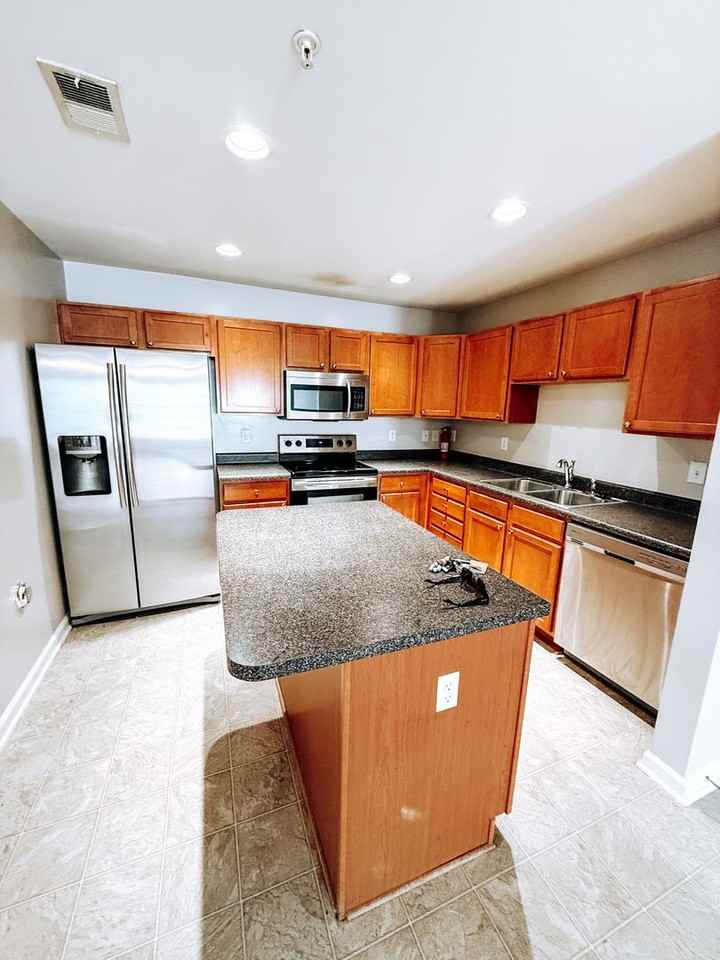 618 Condo Club Dr - Photo 3 of 12