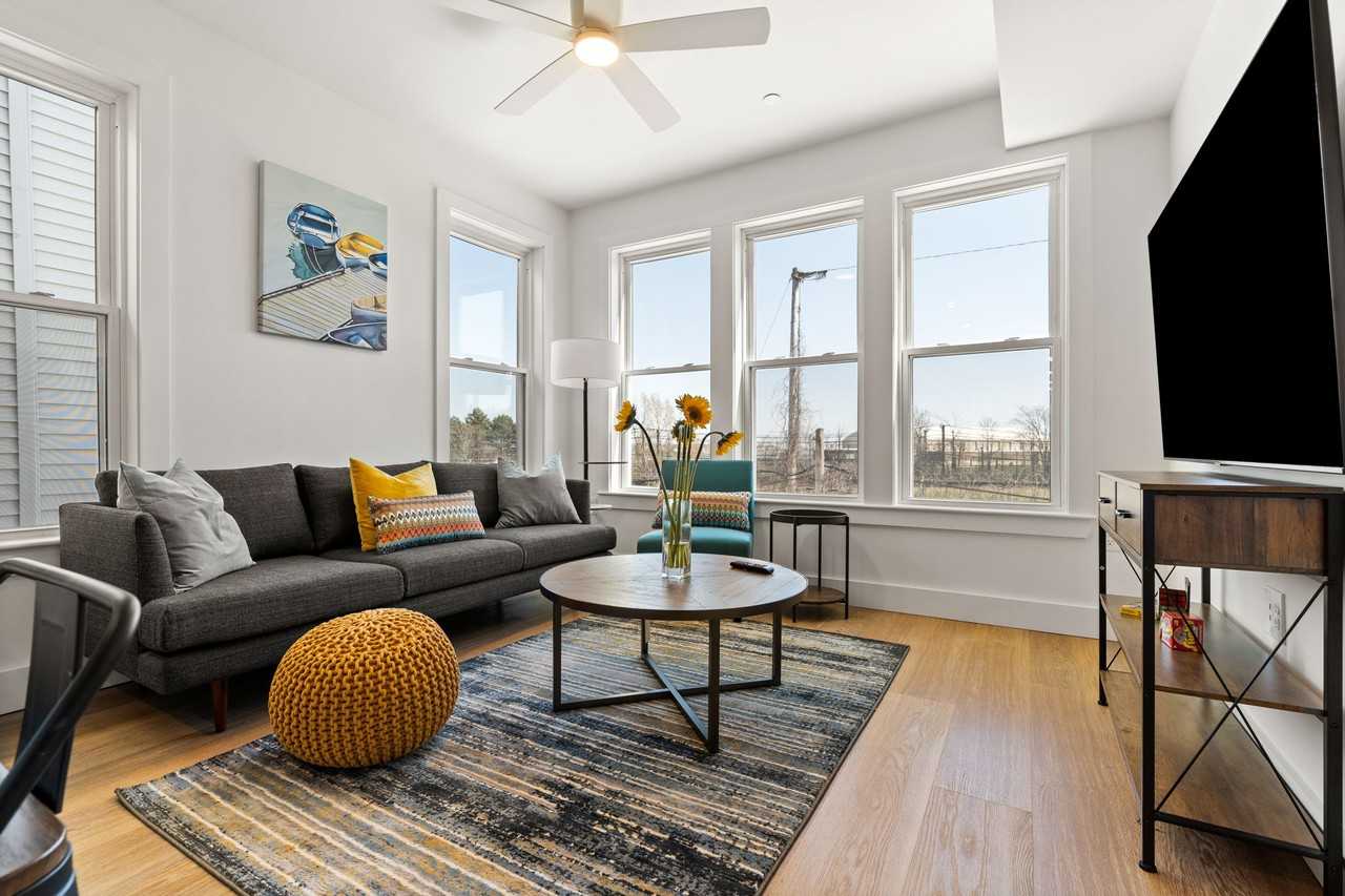 695 Bennington St #2 - Photo 4 of 10