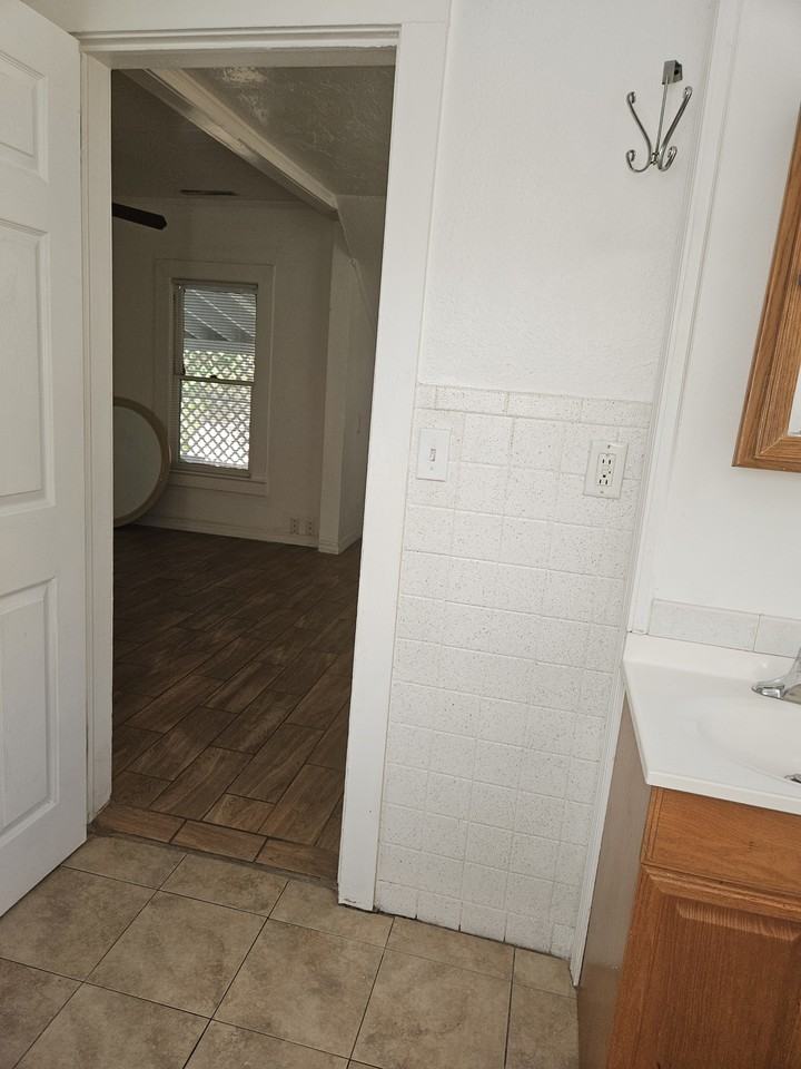 1363 Tioga Ave #NA - Photo 2 of 20