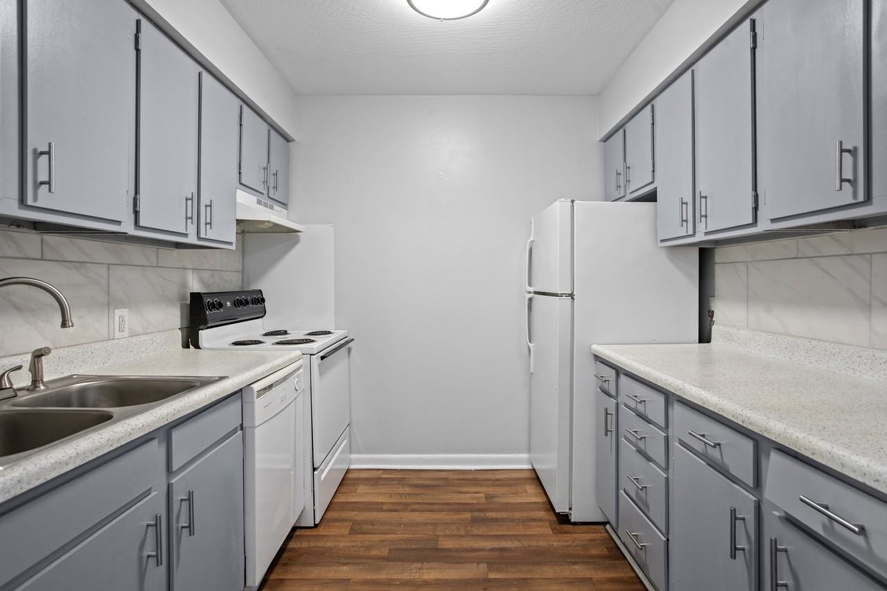 901 W Pine St - Photo 2 of 15