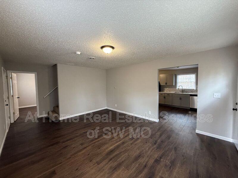 700 E Elm St - Photo 2 of 10