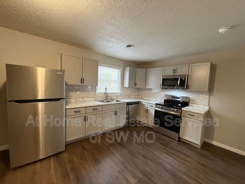 700 E Elm St - Photo 3 of 10