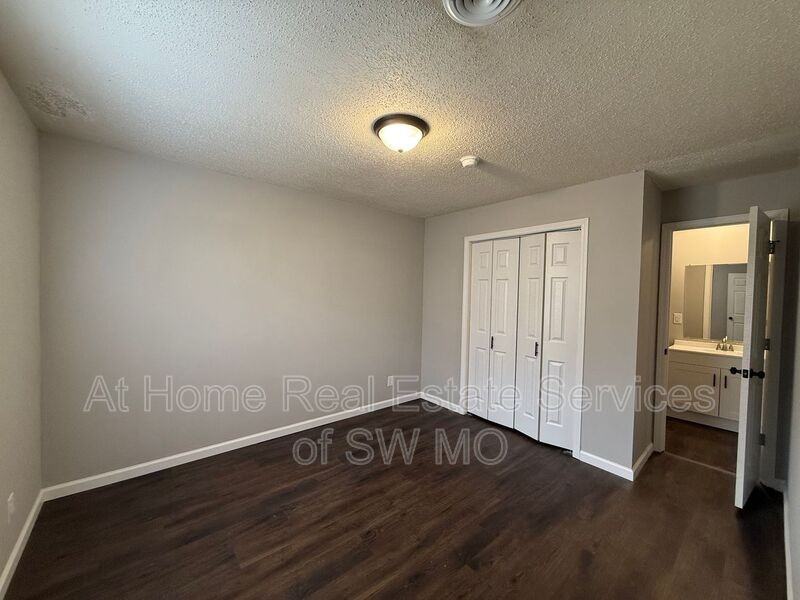 700 E Elm St - Photo 4 of 10