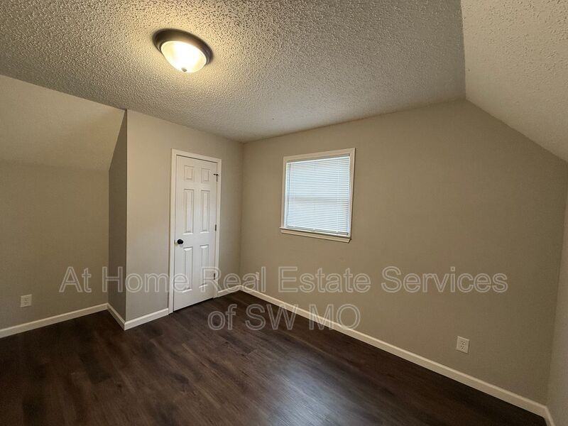 700 E Elm St - Photo 5 of 10