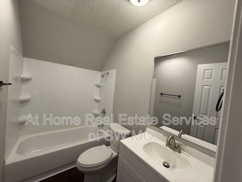 700 E Elm St - Photo 6 of 10