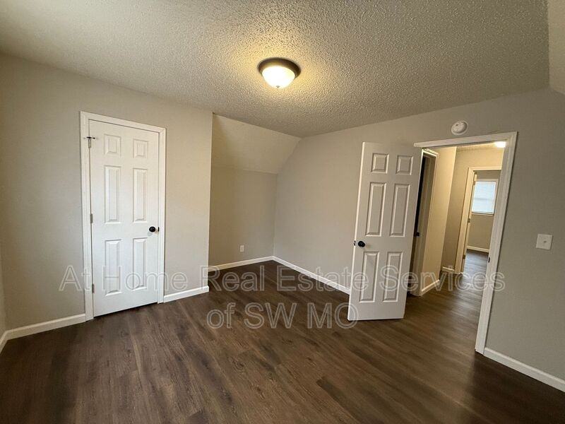 700 E Elm St - Photo 7 of 10