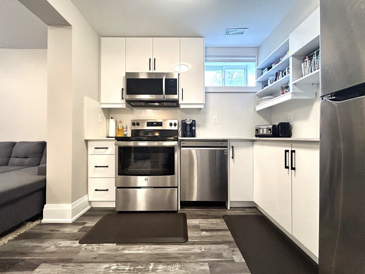 31 Heyworth Crescent - Photo 4 of 10