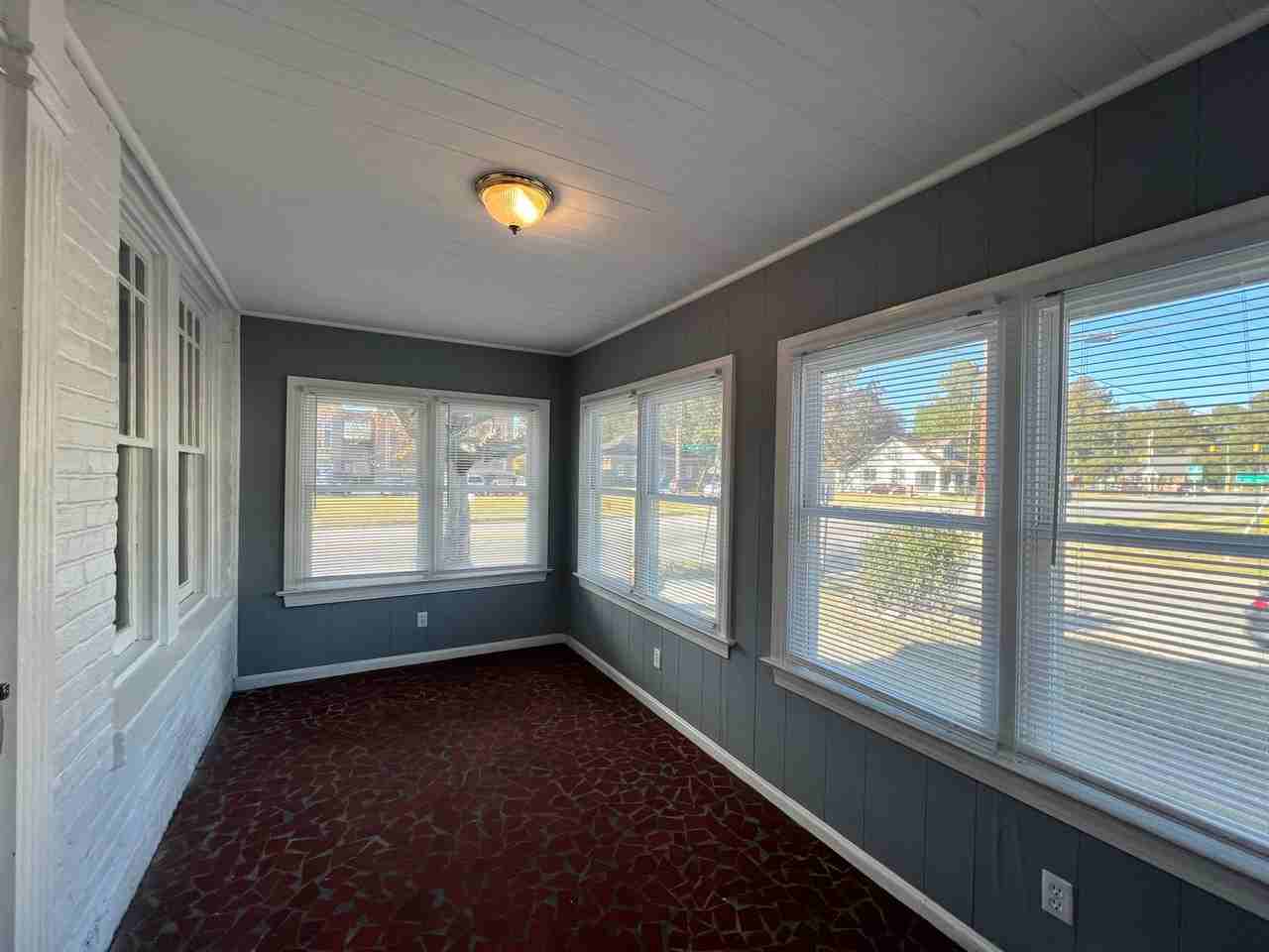 517 North St W - Photo 2 of 11