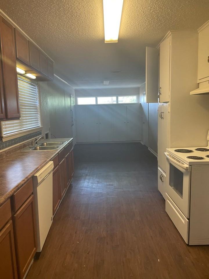 214 E Quitman Ave - Photo 2 of 12