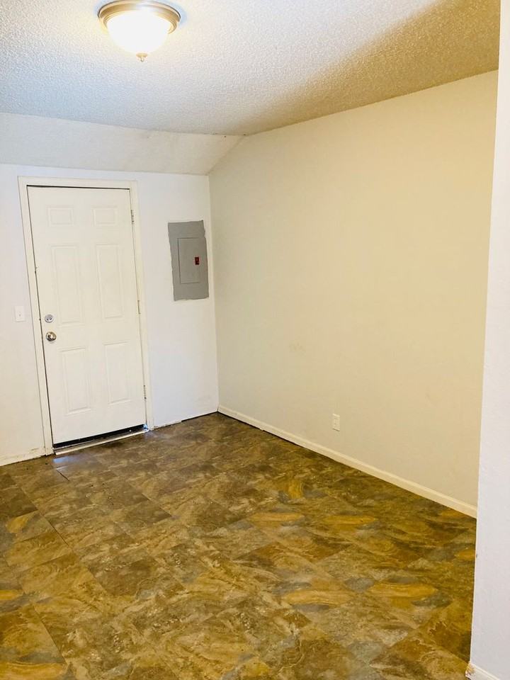 810 W 11th St #1 - Photo 5 of 10