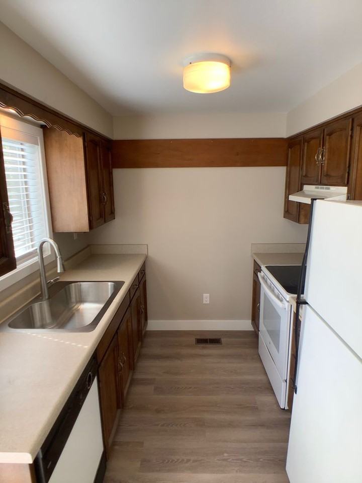 626 E Main St - Photo 6 of 14