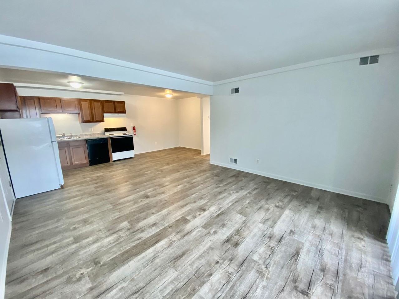 Ambassador East Apartments - Photo 2 of 15