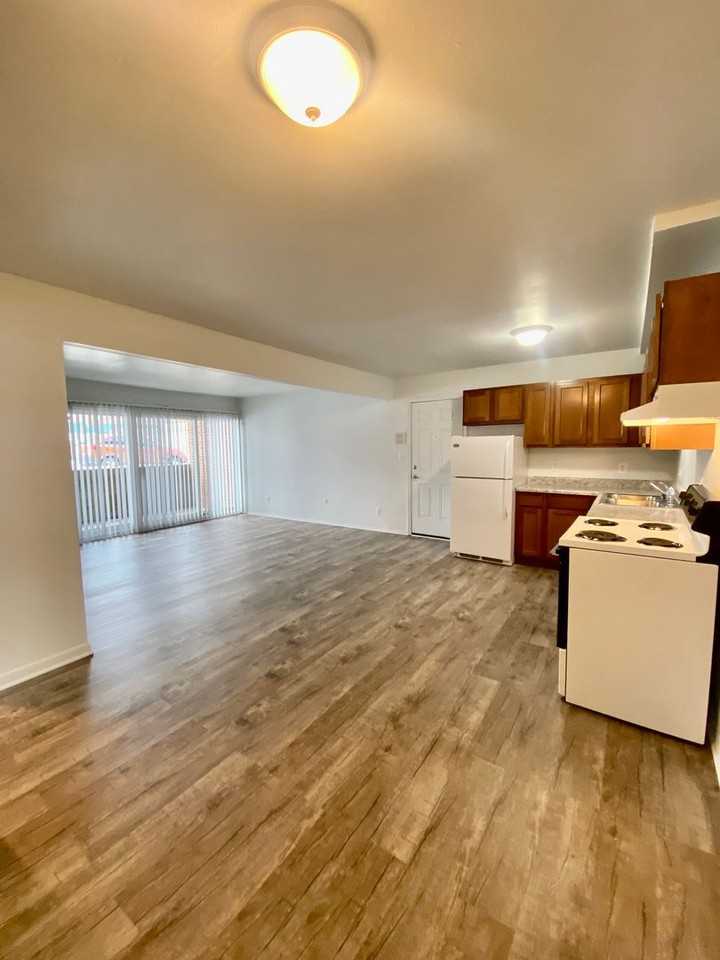 Ambassador East Apartments - Photo 3 of 15